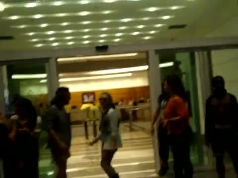 Demi Dançando Na Porta Do Hotel RJ 336