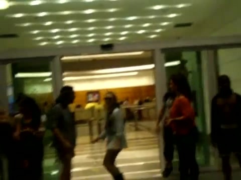 Demi Dançando Na Porta Do Hotel RJ 338
