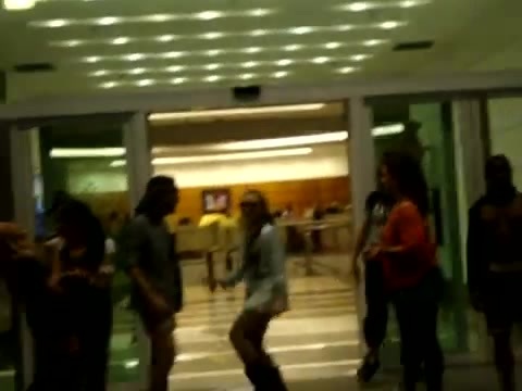 Demi Dançando Na Porta Do Hotel RJ 339