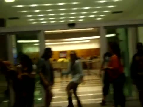 Demi Dançando Na Porta Do Hotel RJ 342