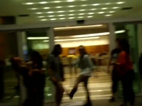 Demi Dançando Na Porta Do Hotel RJ 344