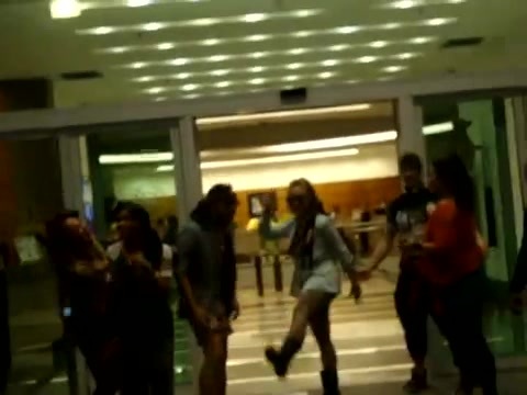 Demi Dançando Na Porta Do Hotel RJ 355 - Demi - Dance in the hotel lobby