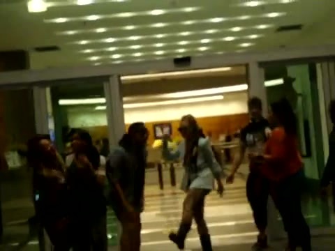 Demi Dançando Na Porta Do Hotel RJ 357 - Demi - Dance in the hotel lobby
