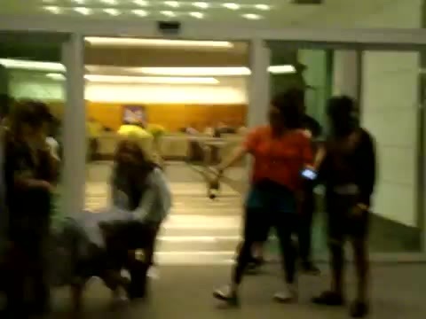 Demi Dançando Na Porta Do Hotel RJ 404