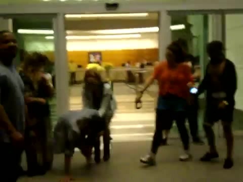 Demi Dançando Na Porta Do Hotel RJ 408