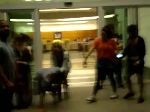 Demi Dançando Na Porta Do Hotel RJ 409