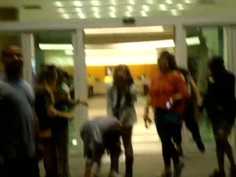 Demi Dançando Na Porta Do Hotel RJ 431
