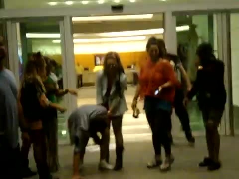 Demi Dançando Na Porta Do Hotel RJ 433