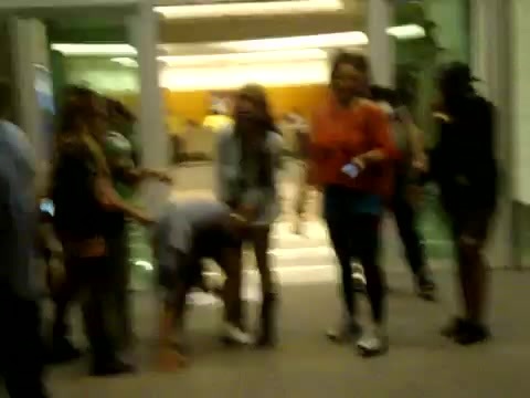 Demi Dançando Na Porta Do Hotel RJ 436