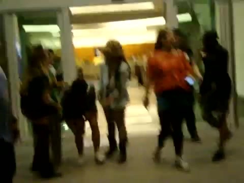 Demi Dançando Na Porta Do Hotel RJ 449