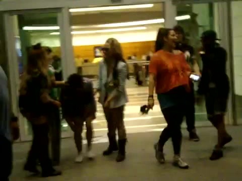 Demi Dançando Na Porta Do Hotel RJ 451