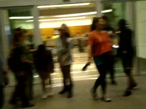 Demi Dançando Na Porta Do Hotel RJ 452