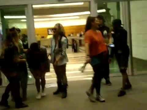 Demi Dançando Na Porta Do Hotel RJ 454