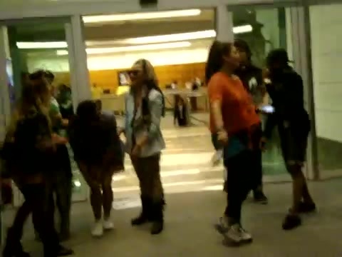 Demi Dançando Na Porta Do Hotel RJ 457