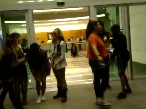 Demi Dançando Na Porta Do Hotel RJ 461