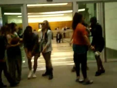Demi Dançando Na Porta Do Hotel RJ 468