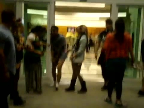 Demi Dançando Na Porta Do Hotel RJ 495