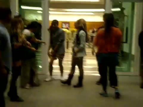 Demi Dançando Na Porta Do Hotel RJ 505 - Demi - Dance in the hotel lobby Part oo1