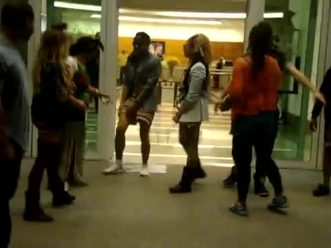 Demi Dançando Na Porta Do Hotel RJ 519 - Demi - Dance in the hotel lobby Part oo1