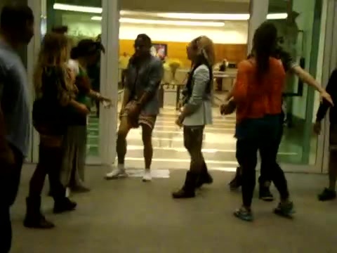 Demi Dançando Na Porta Do Hotel RJ 520 - Demi - Dance in the hotel lobby Part oo1