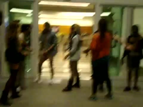 Demi Dançando Na Porta Do Hotel RJ 526