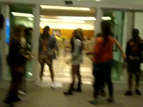 Demi Dançando Na Porta Do Hotel RJ 530