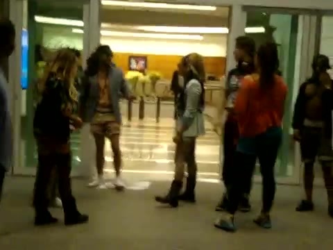Demi Dançando Na Porta Do Hotel RJ 541