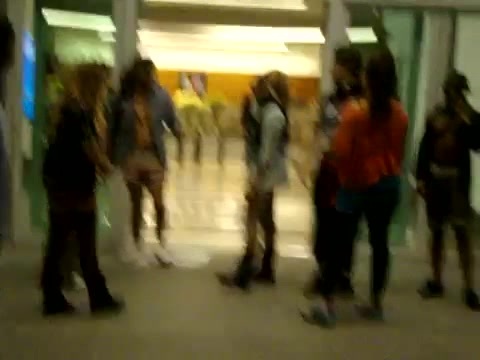 Demi Dançando Na Porta Do Hotel RJ 542