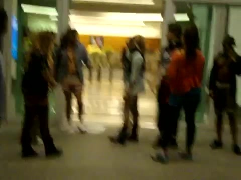 Demi Dançando Na Porta Do Hotel RJ 543