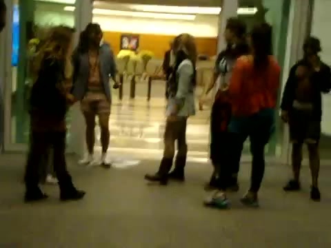 Demi Dançando Na Porta Do Hotel RJ 544