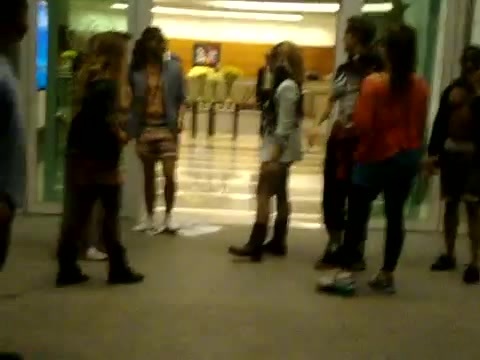 Demi Dançando Na Porta Do Hotel RJ 546
