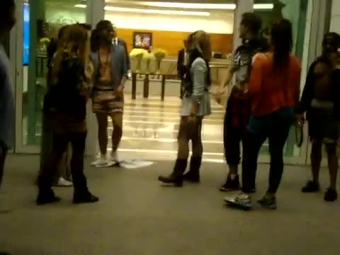 Demi Dançando Na Porta Do Hotel RJ 548