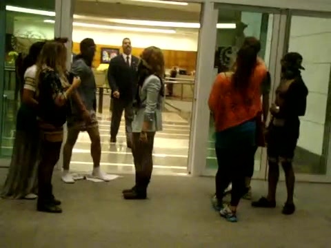 Demi Dançando Na Porta Do Hotel RJ 597