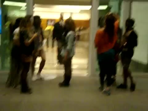 Demi Dançando Na Porta Do Hotel RJ 606