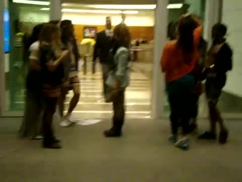 Demi Dançando Na Porta Do Hotel RJ 607
