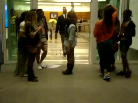 Demi Dançando Na Porta Do Hotel RJ 609