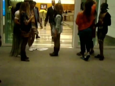 Demi Dançando Na Porta Do Hotel RJ 615