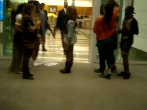 Demi Dançando Na Porta Do Hotel RJ 619