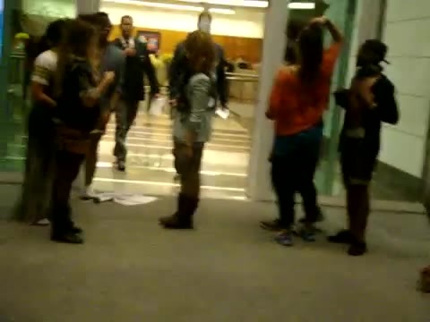 Demi Dançando Na Porta Do Hotel RJ 634