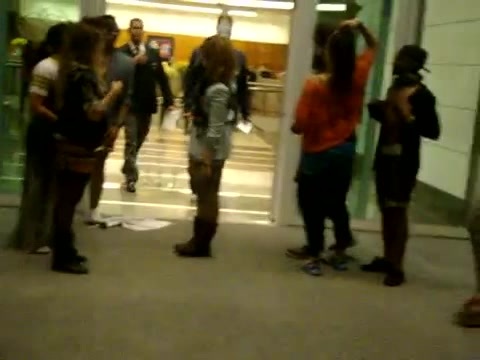 Demi Dançando Na Porta Do Hotel RJ 636