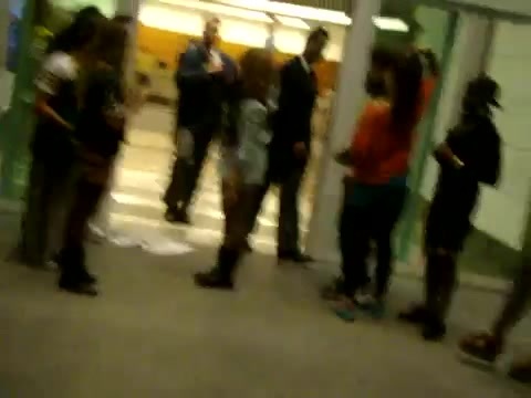 Demi Dançando Na Porta Do Hotel RJ 663