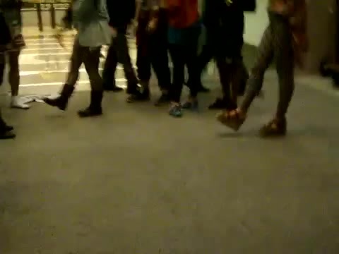 Demi Dançando Na Porta Do Hotel RJ 706