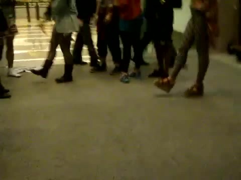 Demi Dançando Na Porta Do Hotel RJ 707 - Demi - Dance in the hotel lobby Part oo1