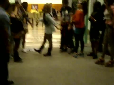 Demi Dançando Na Porta Do Hotel RJ 718 - Demi - Dance in the hotel lobby Part oo1