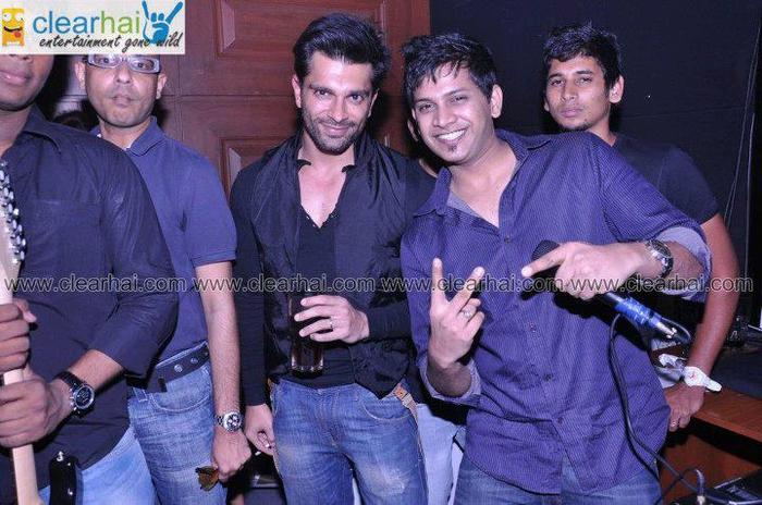 534035_10150740028899798_165271264797_9307874_485018916_n - Karan Singh Grover New Pics