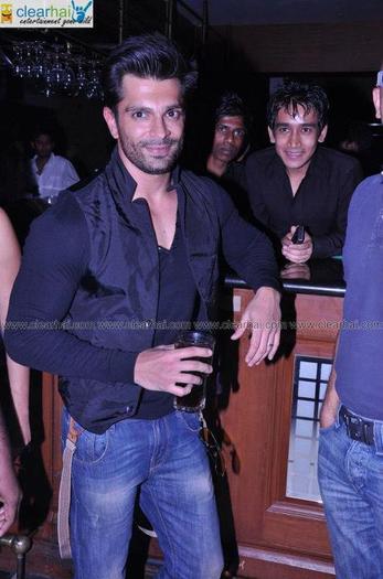 556253_10150740028979798_165271264797_9307875_1095813344_n - Karan Singh Grover New Pics