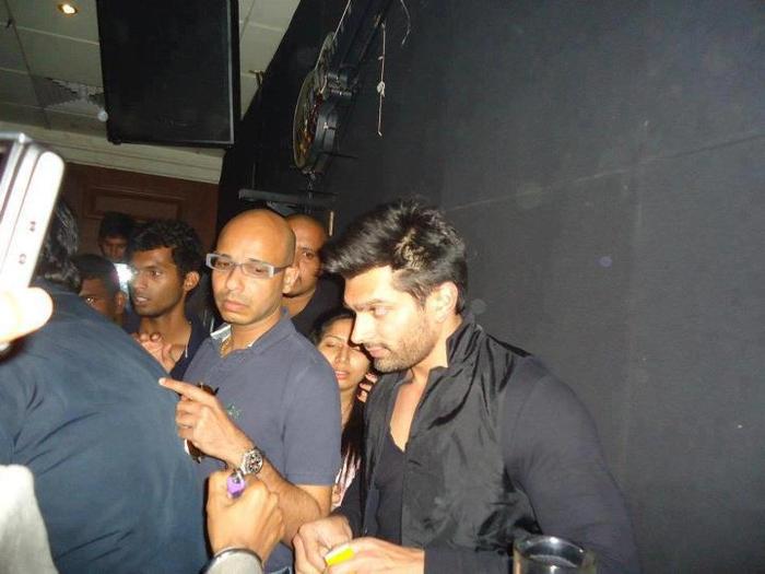 559463_10150765305959798_165271264797_9365275_993739218_n - Karan Singh Grover New Pics