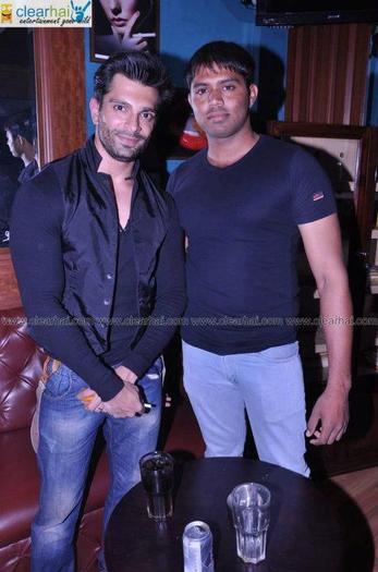 561362_10150740031844798_165271264797_9307898_1827933177_n - Karan Singh Grover New Pics