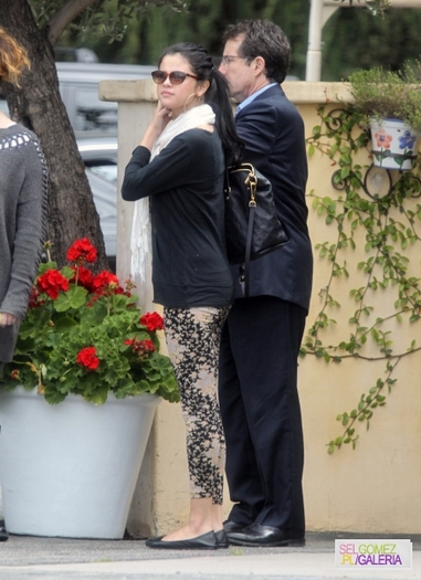 normal_003%7E193 - 25 04 2012 Selena with her mother for lunch Los Angeles