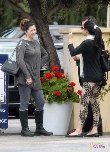 normal_004%7E179 - 25 04 2012 Selena with her mother for lunch Los Angeles